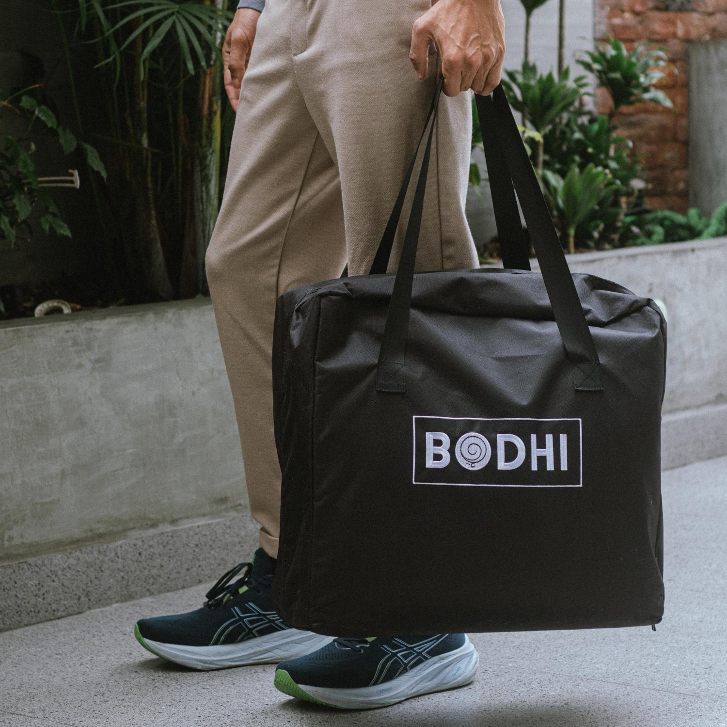 Un hombre llevando una bolsa de accesorios BODHI.