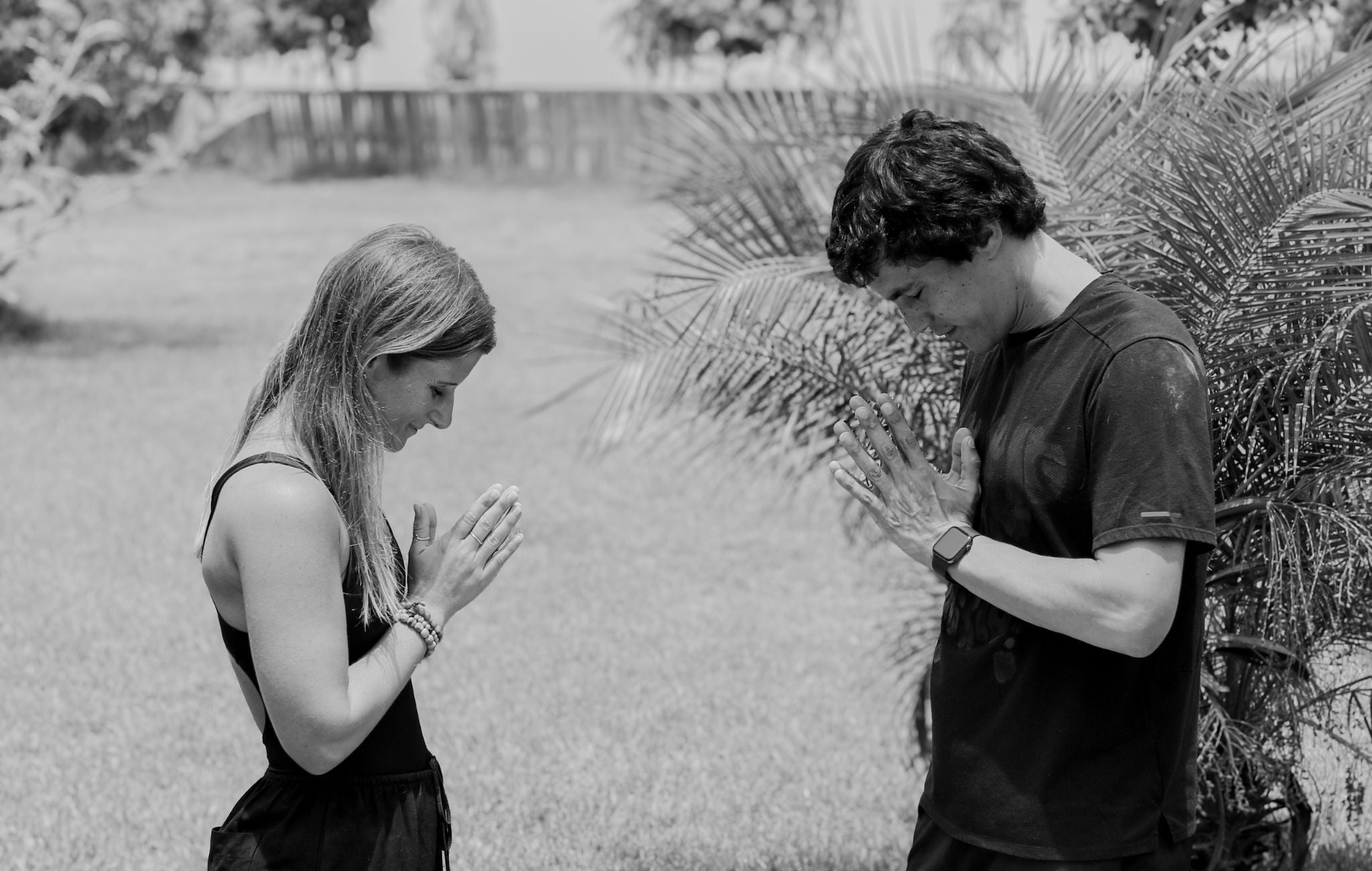 Un hombre y una mujer haciendo poses de meditación.
