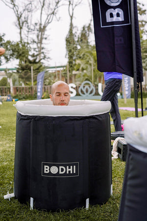 Un hombre dentro de un Bodhi Pool.