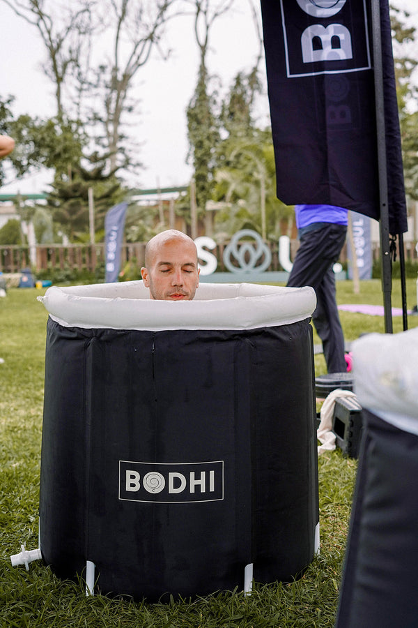 Un hombre dentro de un Bodhi Pool.