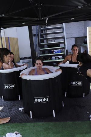 Tres Bodhi Pools, cada uno con una mujer dentro.
