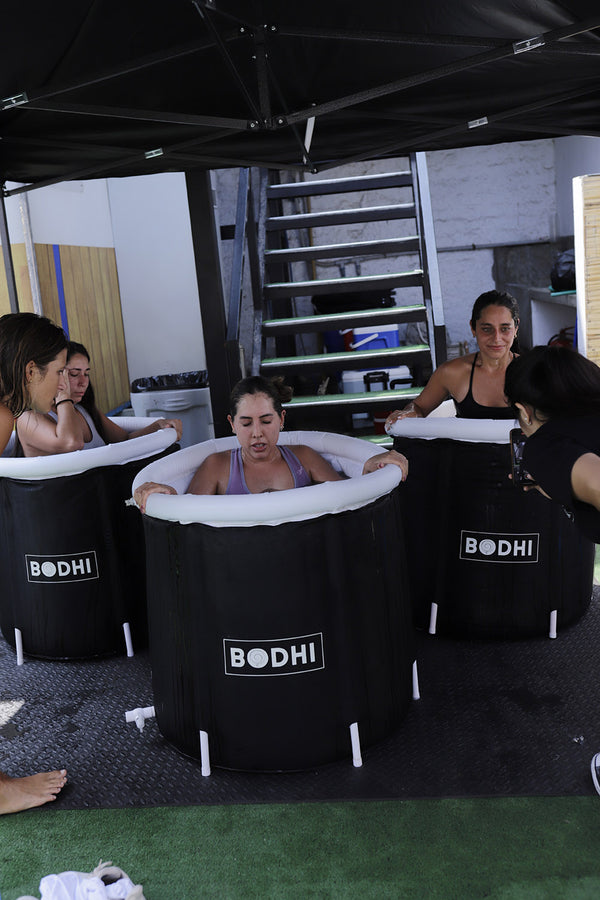 Tres Bodhi Pools, cada uno con una mujer dentro.
