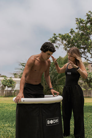 Un hombre dentro de un Bodhi Pool.