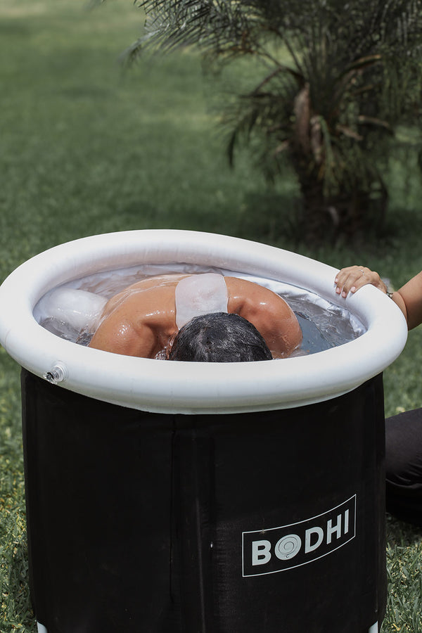 Un hombre dentro de un Bodhi Pool.