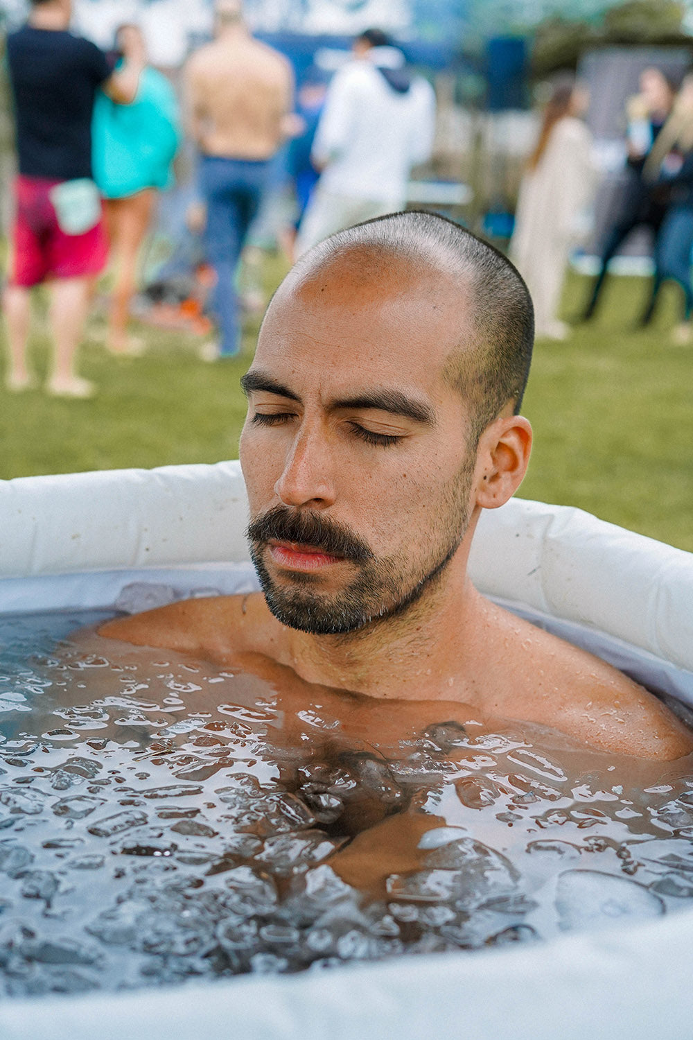 Un hombre tranquilo bañándose en una bañera de hielo portátil BODHI.