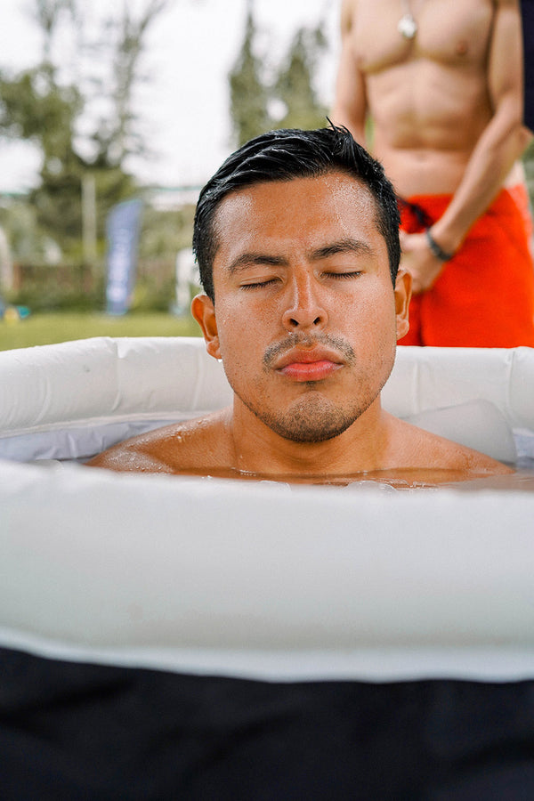 Un hombre dentro de un Bodhi Pool.