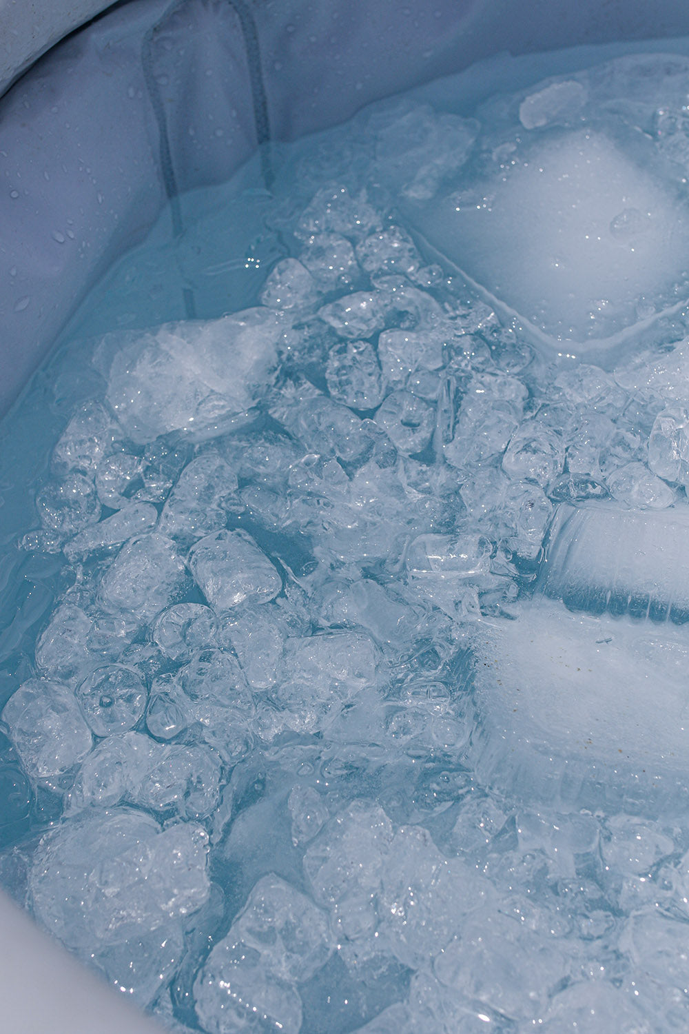 Hielo flotando en el agua dentro del Bodhi Pool.
