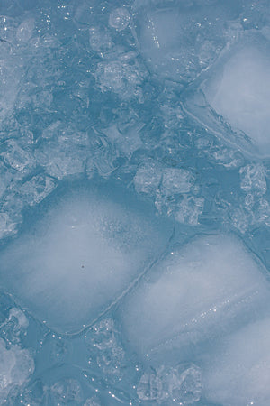 Hielo flotando en el agua dentro del Bodhi Pool.