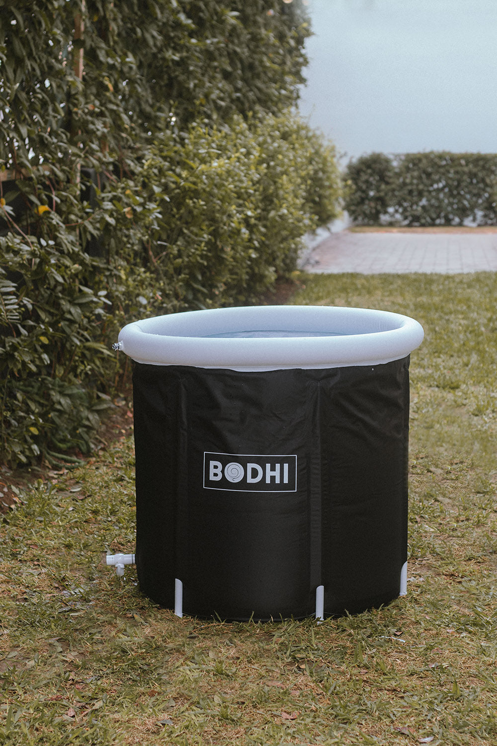 Bodhi Pool en un jardín.