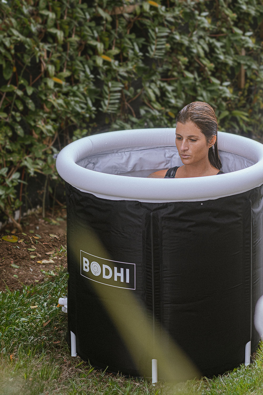 Bodhi Pool en un jardín.