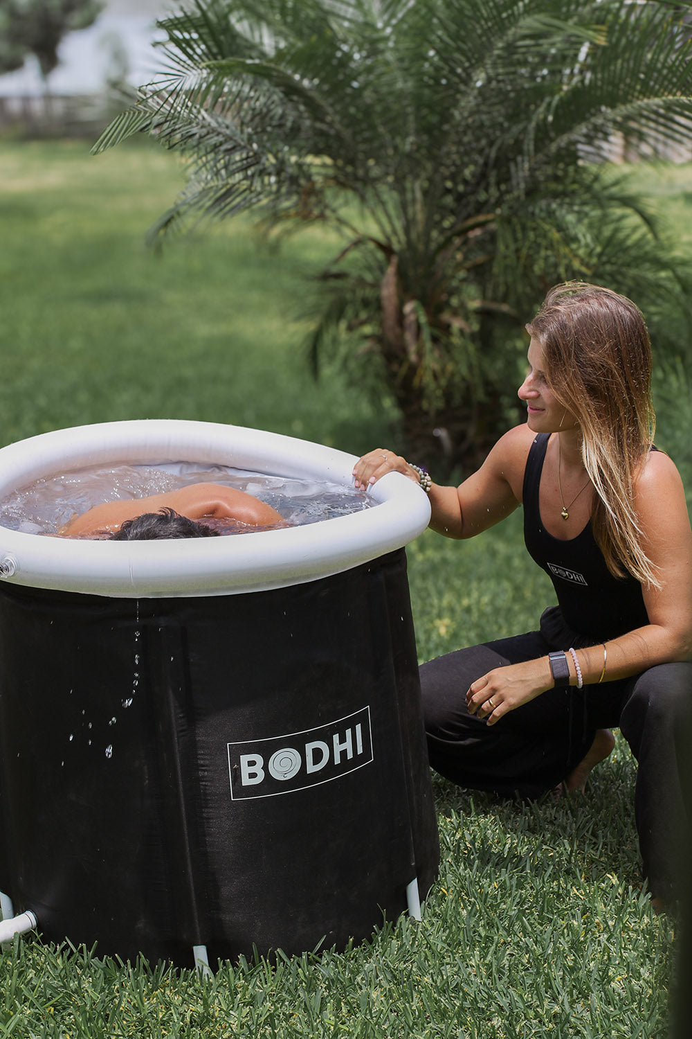 Hombre sumergiéndose en una piscina de hielo portátil