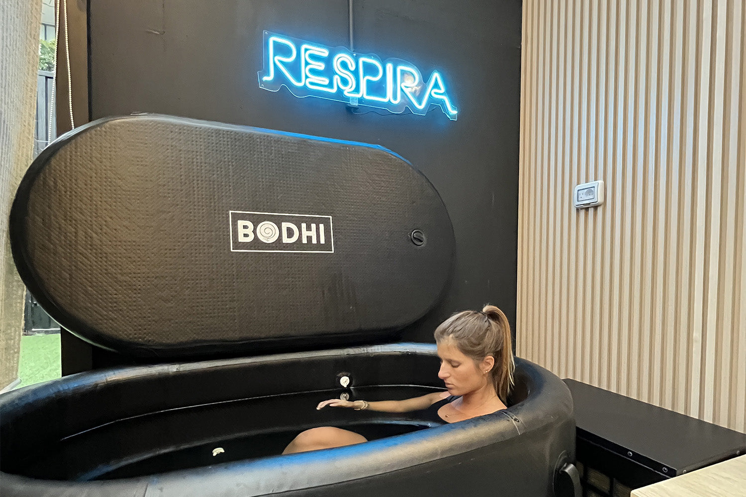 Mujer dentro de un Bodhi Pool.